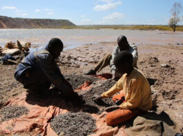 콩고 코발트 광산에서 일하는 아동들