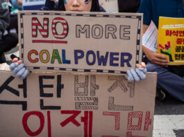 2023년 923기후정의행진에서 참여자가 피켓을 들고있다.